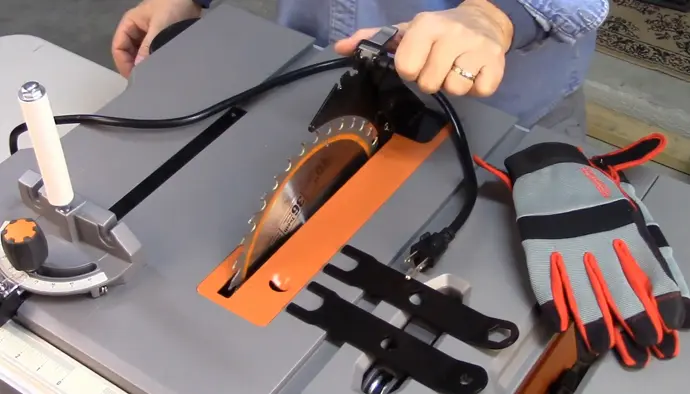 How to Remove the Riving Knife on a Ridgid Table Saw