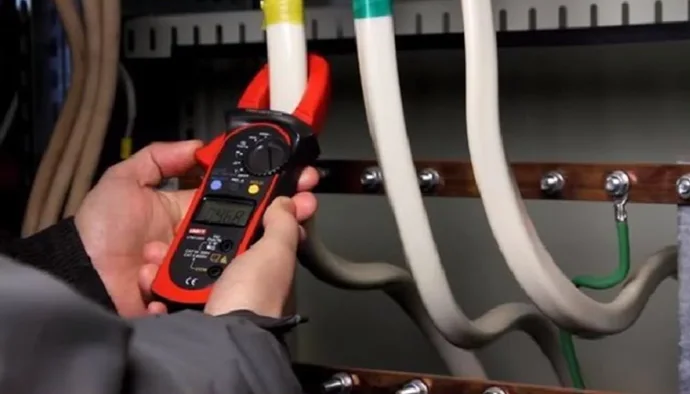 How to Use a Clamp Meter on 3 Phase