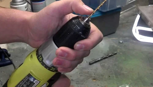 Using a torque wrench to change the drill bit