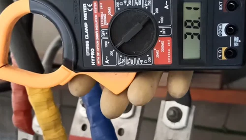 Using an 81/2-digit high-accuracy DVM to calibrate a clamp meter