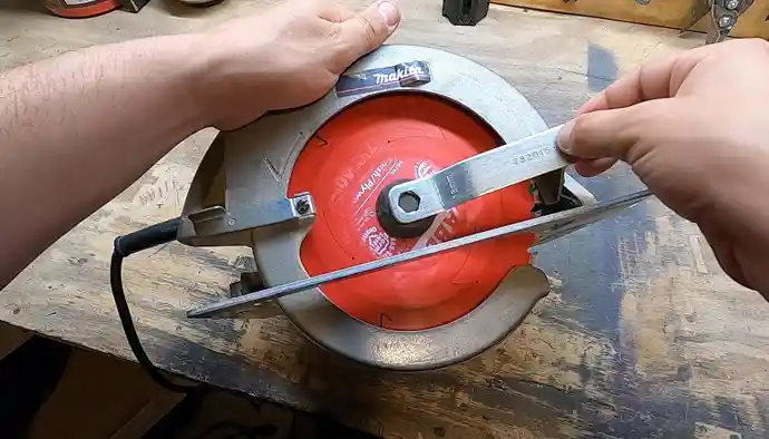 how to remove a stuck circular saw blade