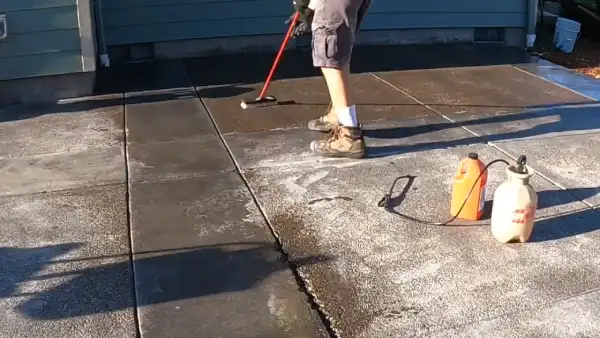 Pros and Cons of Using Muriatic Acid to Remove Concrete Sealer